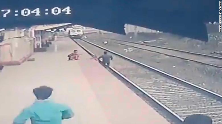 Ινδία : Σιδηροδρομικός υπάλληλος πέφτει στις ράγες για να σώσει παιδί από διερχόμενο τρένο