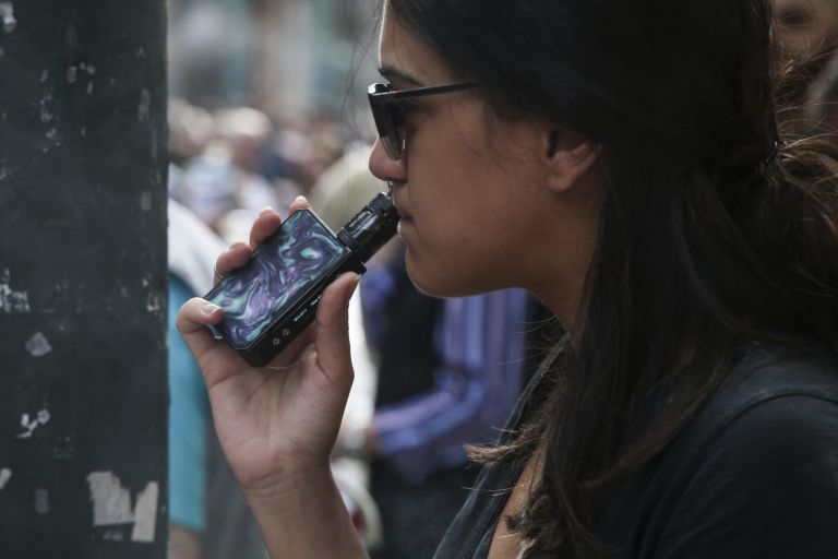 Έρευνα: Επιρρεπείς στον τζόγο και τη χρήση ηλεκτρονικού τσιγάρου οι έφηβοι