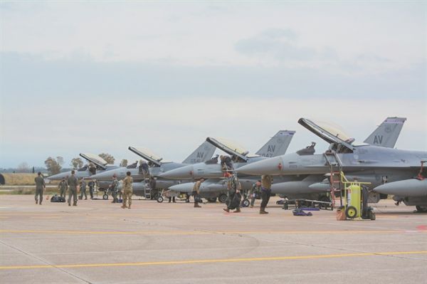 «Τράφικ» μαχητικών στην Ανδραβίδα – Ο «Ηνίοχος» φέρνει 100 πολεμικά αεροπλάνα στην Ελλάδα