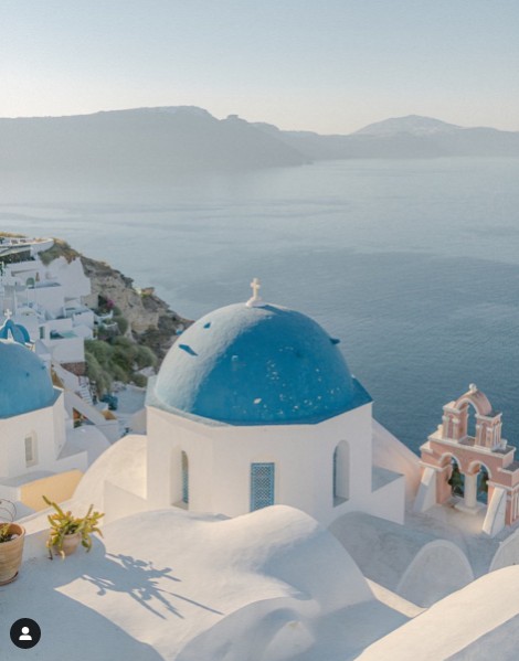 Γνωρίζετε γιατί τα ελληνικά νησιωτικά σπίτια είναι βαμμένα σε λευκό και μπλε χρώμα;