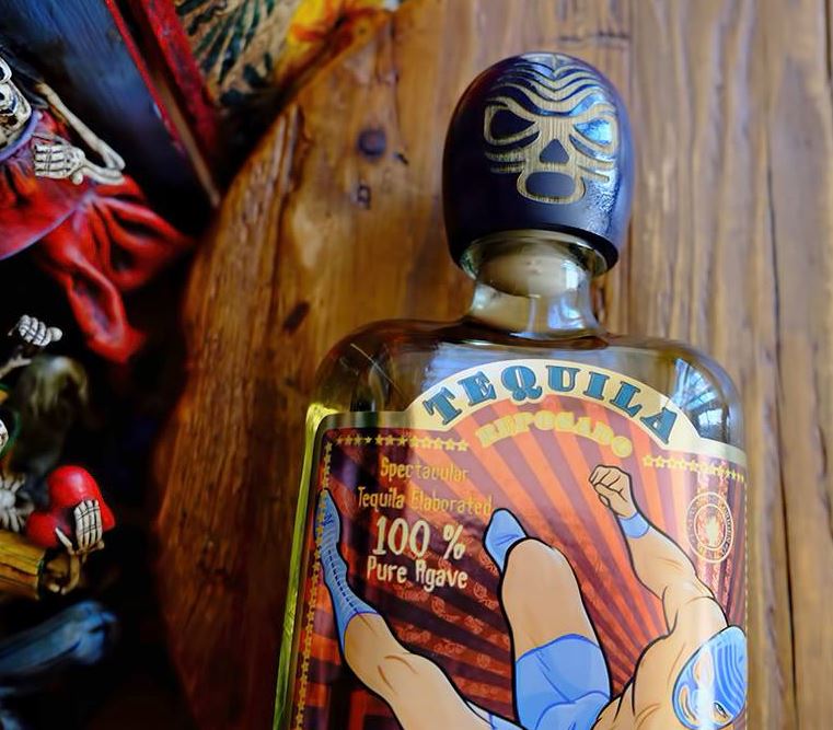 Μάσκες παλαιστών lucha libre διακοσμούν φιάλες τεκίλας
