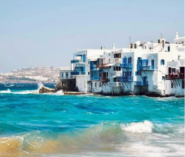 Γνωρίζετε γιατί τα ελληνικά νησιωτικά σπίτια είναι βαμμένα σε λευκό και μπλε χρώμα;