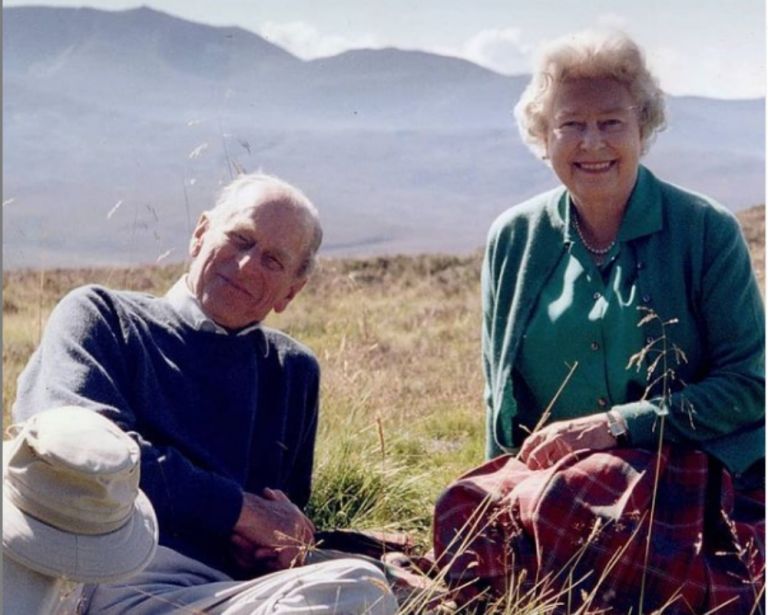 Βασίλισσα Ελισάβετ: Επέστρεψε στα καθήκοντά της χαμογελαστή μετά την κηδεία του Φίλιππου