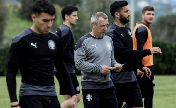 Ο Ζαγοράκης σκέφτεται τον Νιόπλια για την ΕΠΟ