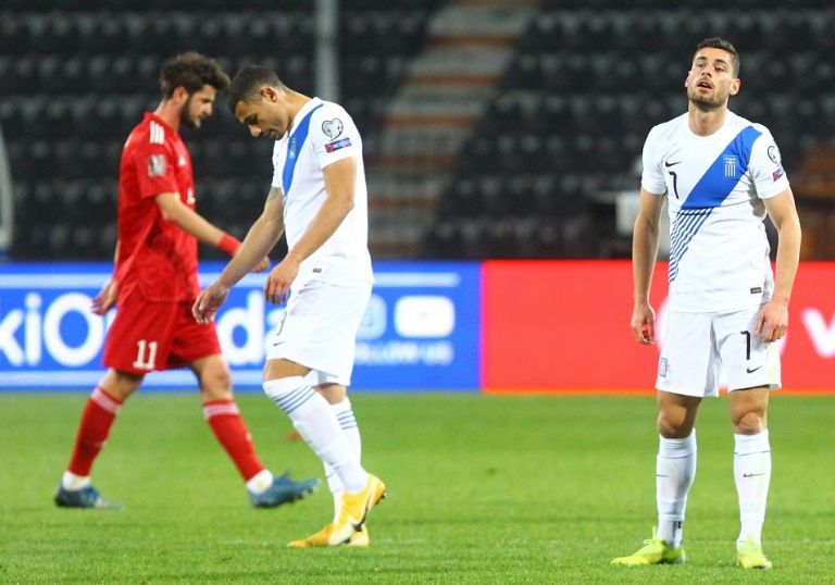 Στο καφενείο η Ελλάς, οι σαλτιμπάγκοι…