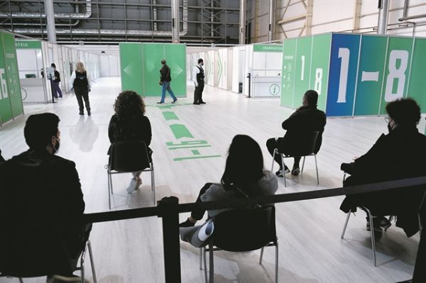 Εμβολιασμός : Επιταχύνεται η διαδικασία – Μπαίνουν στη σειρά οι νεότεροι με στόχο την ταχύτερη επίτευξη ανοσίας