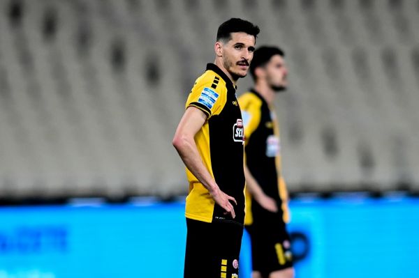 Απίστευτα πράγματα στο ΟΑΚΑ: Οπαδοί κατέβηκαν στον αγωνιστικό χώρο για να τα… πουν με τους παίκτες της ΑΕΚ