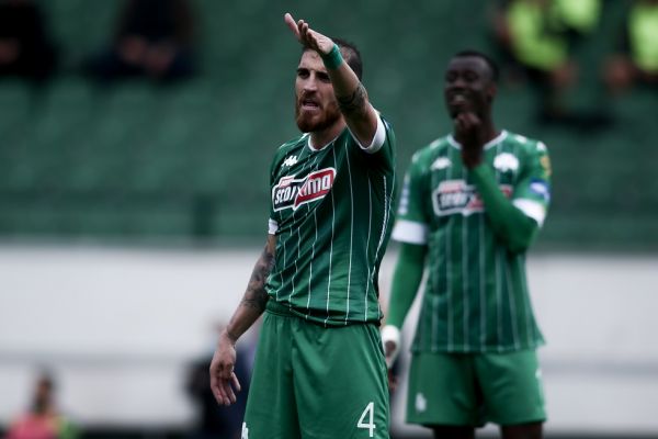 Βέλεθ: «Εδώ και δύο εβδομάδες παίζουμε με 10 παίκτες»