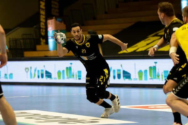 Στον τελικό η ΑΕΚ με ανατροπή (31-31)