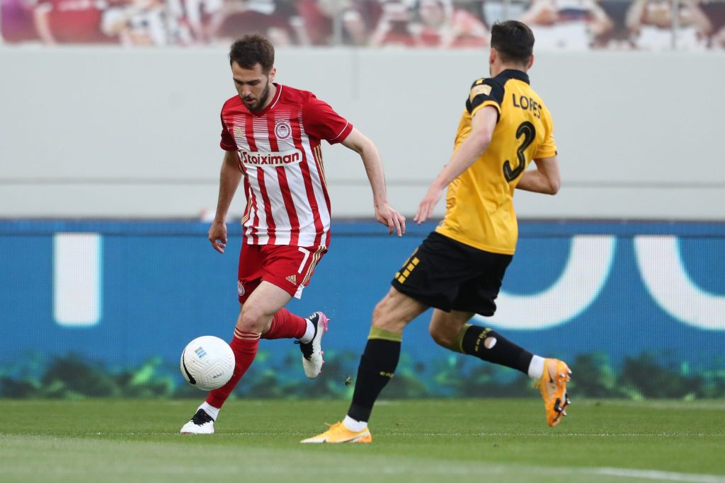 Όρθιος ο πάγκος του Ολυμπιακού: Ζήτησε πέναλτι στο 14΄