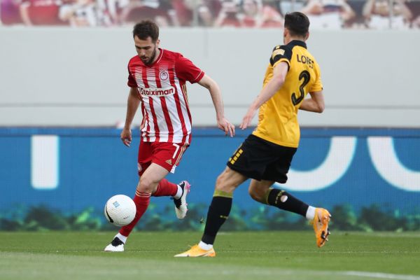 Όρθιος ο πάγκος του Ολυμπιακού: Ζήτησε πέναλτι στο 14΄