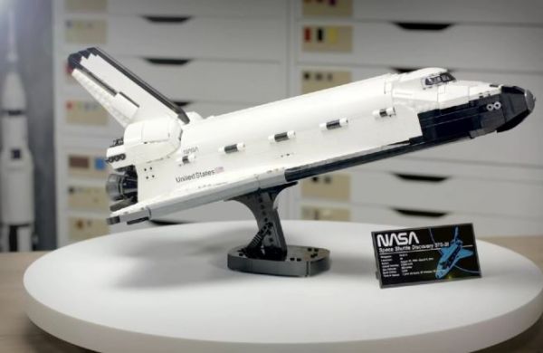 Το διαστημικό λεωφορείο Discovery με 2.354 κυβάκια