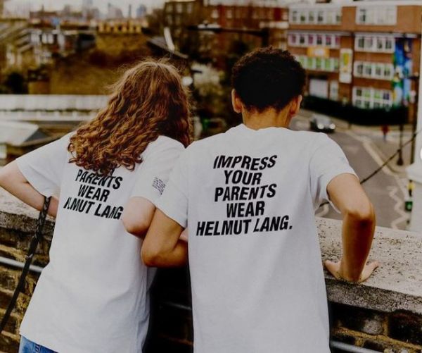 «Impress your parents»: O οίκος Helmut Lang αναβιώνει το εμβληματικό σλόγκαν