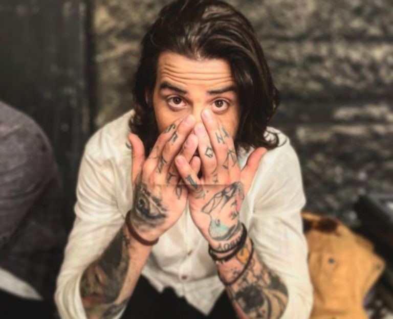 Αναστάσιος Ράμμος: Σάλος με την φωτογράφιση που τον δείχνει σαν Ιησού στην σταύρωση