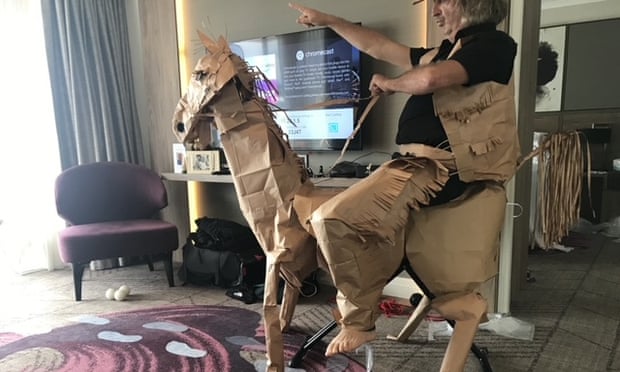 Αυστραλία : Η ανία της καραντίνας τον έκανε να φτιάξει ένα άλογο από… χαρτοσακούλες