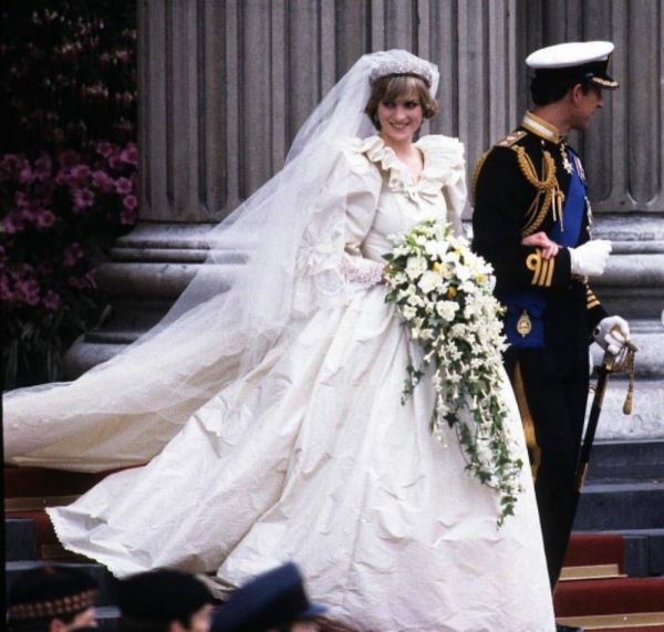 Το θρυλικό νυφικό της πριγκίπισσας Νταϊάνα σε έκθεση στο Παλάτι