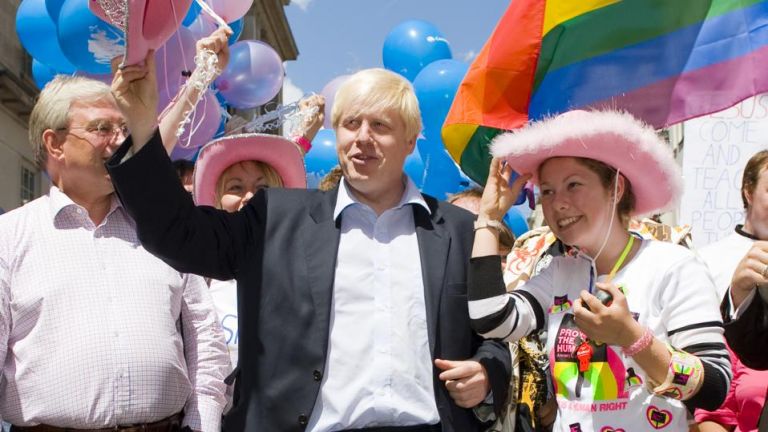 Ο Μπόρις Τζόνσον λέει ότι θα απαγορεύσει τη θεραπεία μεταστροφής, αλλά κλείνει το μάτι στην Εκκλησία