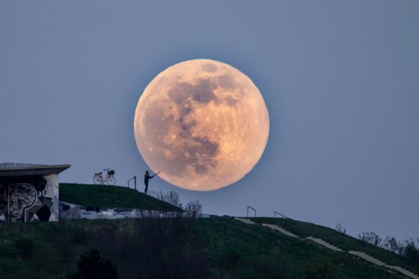 «Ροζ Υπερπανσέληνος»: Έρχεται το φωτεινότερο φεγγάρι του έτους