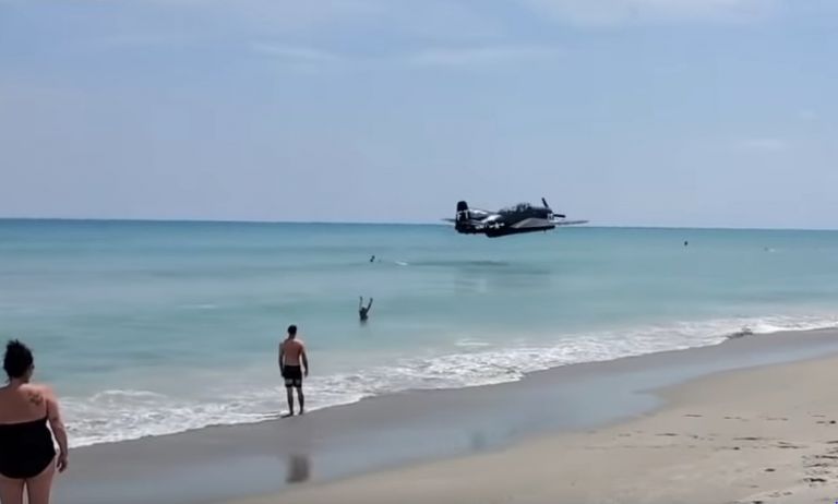 ΗΠΑ :  Εντυπωσιακή προσθαλάσσωση αεροπλάνου ανάμεσα σε λουόμενους στη Φλόριντα
