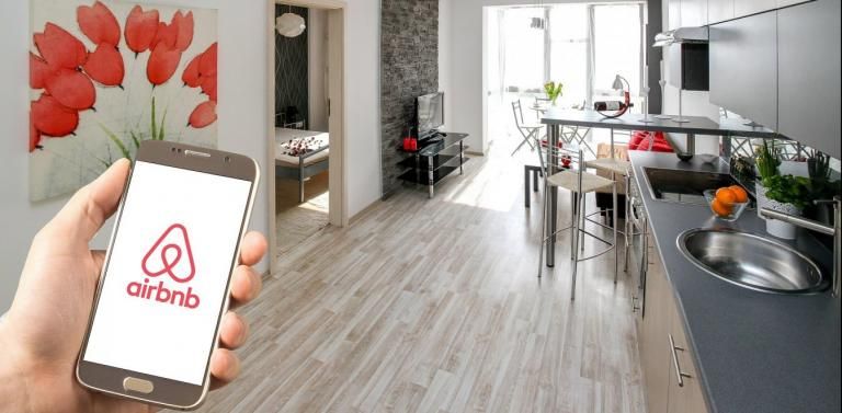 Εβαλαν ένα κουκλόσπιτο στο Airbnb και… είχαν και κρατήσεις