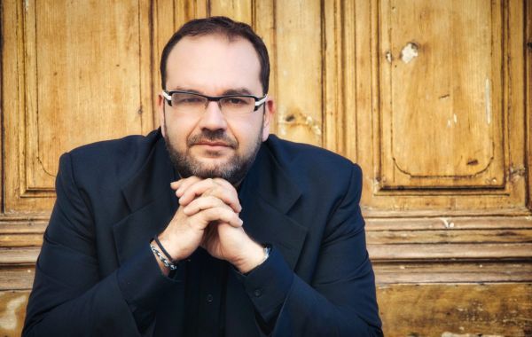 O Ανδρέας Κατσιγιάννης μιλάει στο in.gr για το μουσικό οδοιπορικό «Της σιωπής ο τόπος» που θα προβληθεί στο MEGA