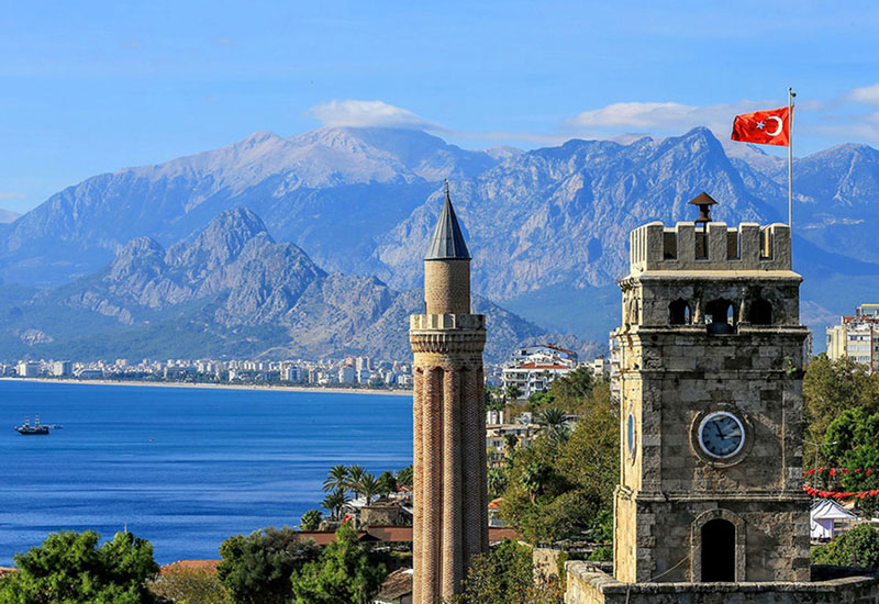 Διπλάσιους τουρίστες και έσοδα 20-25 δισ. αναμένει φέτος η Τουρκία