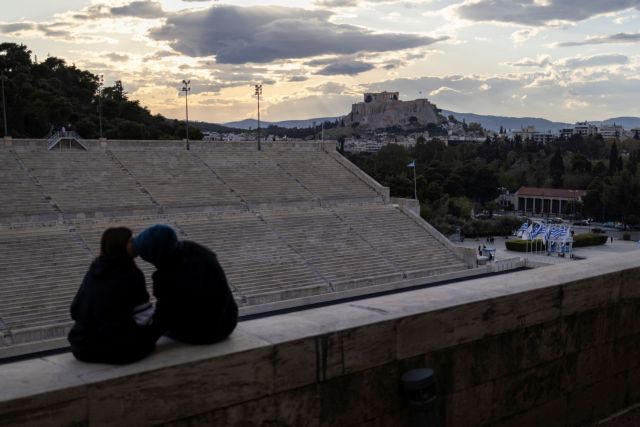 Κοροναϊός : Η εξίσωση για το Πάσχα στο χωριό και ο φόβος για 1.000 διασωληνωμένους