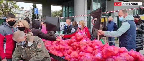 Θεσσαλονίκη: Καθιστική διαμαρτυρία με μαύρες σημαίες από παραγωγούς λαϊκών αγορών