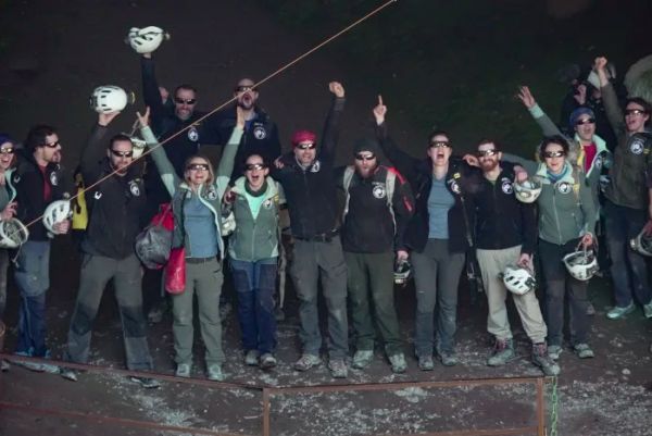 Γάλλοι σπηλαιολόγοι ξαναβλέπουν το φως έπειτα από πείραμα απομόνωσης 40 ημερών