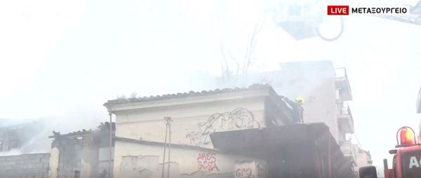 Σε εξέλιξη φωτιά σε εγκαταλελειμμένο κτίριο στο κέντρο της Αθήνας