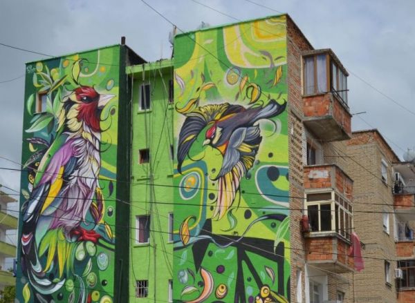 Τα πολύχρωμα «πουλιά» της Fio Silva αγκαλιάζουν τυφλές όψεις κτηρίων