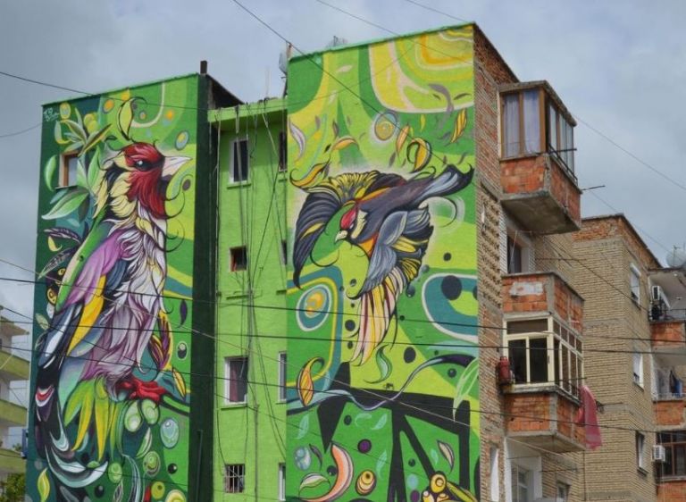 Τα πολύχρωμα «πουλιά» της Fio Silva αγκαλιάζουν τυφλές όψεις κτηρίων