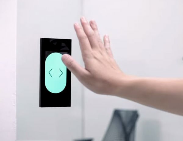 Αδιανόητο: Πόρτα ανοίγει με ένα νεύμα του χεριού – Απίστευτη τεχνολογία