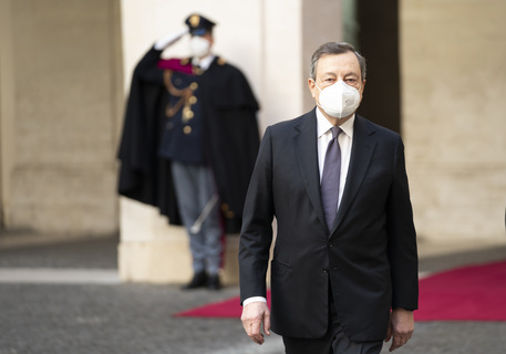 Draghi issues decree making COVID-19  vaccination mandatory for Italian healthcare workers