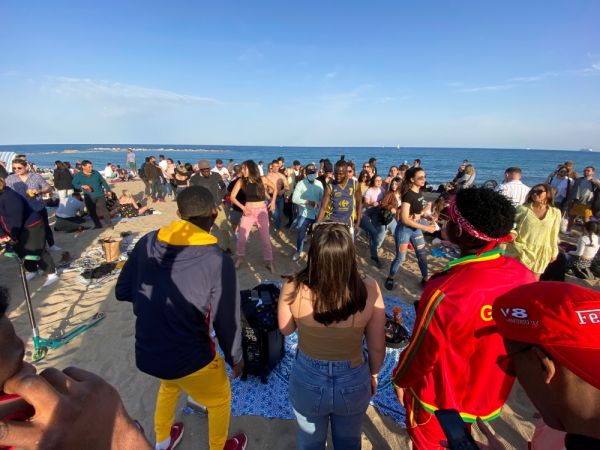 Ισπανία : Κοροναπάρτι σε παραλία της Βαρκελώνης