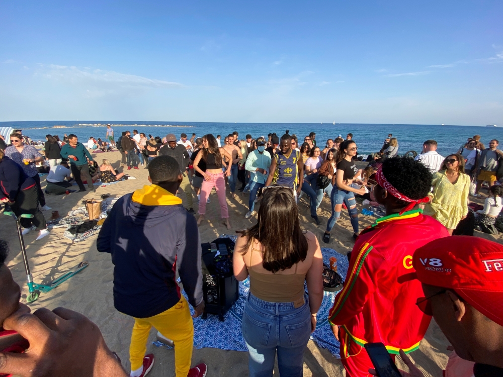 Ισπανία : Κοροναπάρτι σε παραλία της Βαρκελώνης