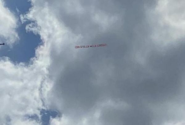 Μάντσεστερ Γιουνάιτεντ: Νέο μήνυμα με μπάνερ κατά της οικογένειας Γκλέιζερ (pic)