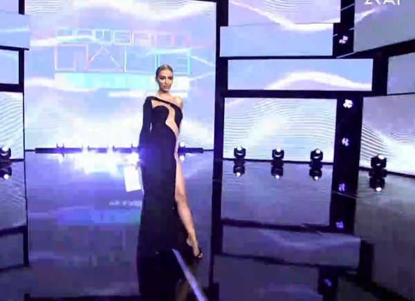 House of Fame : Η Ελένη Φουρέιρα με… σκίσιμο που «κολάζει»