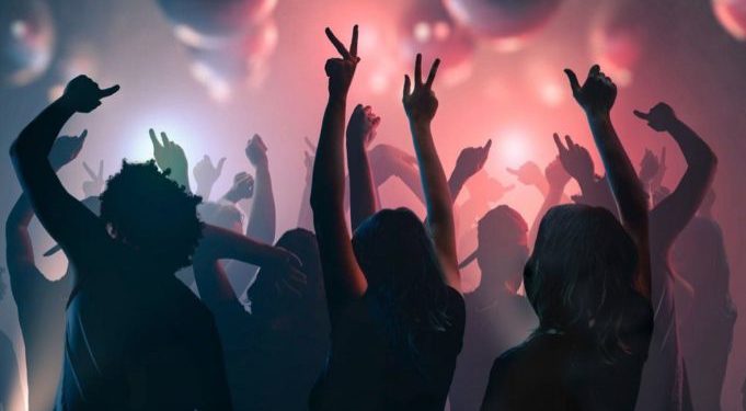 Κορονοπάρτι: Ξεφάντωμα σε όλην τη χώρα – Τι λέει ο τραγουδιστής καραόκε στον Πύργο