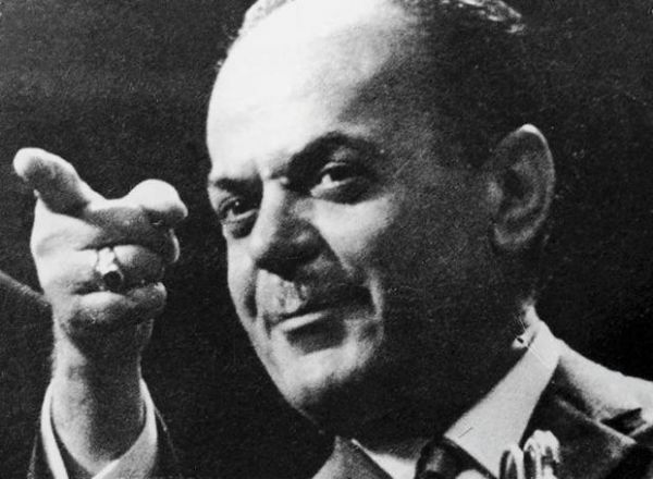 Παπαδόπουλος : Ο φανατικός αντικομμουνιστής που έκρινε ότι η Ελλάδα χρειάζεται γύψο