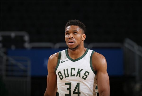 NBA : Αξιέπαινη χειρονομία από τον Αντετοκούνμπο προς μικρό φίλο των Ατλάντα Χοκς