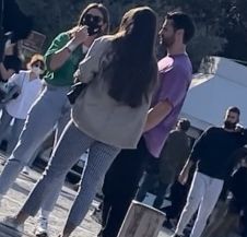 Survivor : Ο Βασάλος κάνει βόλτα στο κέντρο της Αθήνας χωρίς μάσκα