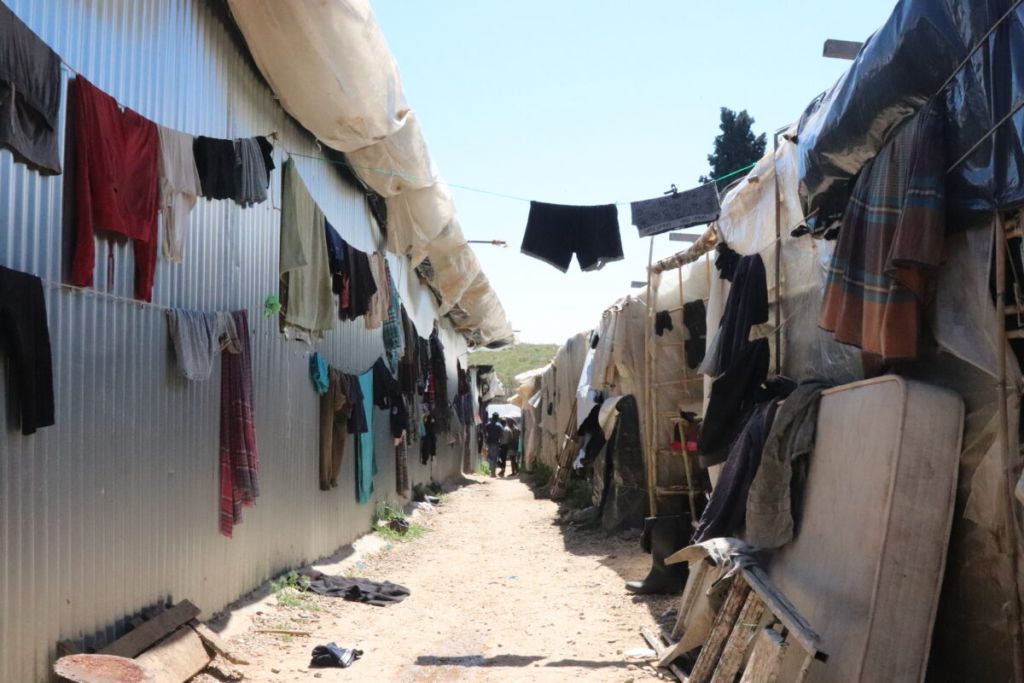 Μανωλάδα : Σε άθλιες συνθήκες διαβίωσης και χωρίς καμία πρόβλεψη για εμβολιασμό οι εργάτες γης