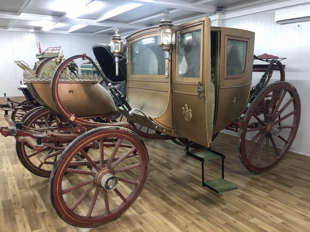 Τατόι: Αποκαθίστανται οι δώδεκα άμαξες της βασιλικής οικογένειας