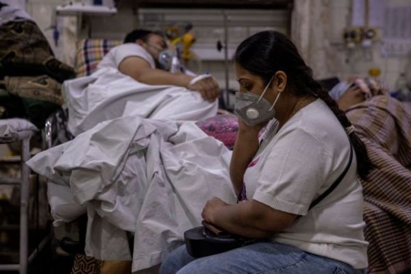 Ινδία: Νέο μαύρο ρεκόρ με περισσότερα από 386.000 κρούσματα και σχεδόν 3.500 θανάτους