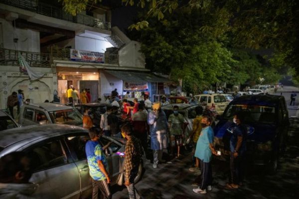Βρετανία: Στέλνει ιατρικό εξοπλισμό στην Ινδία που έχει λυγίσει από τον κοροναϊό