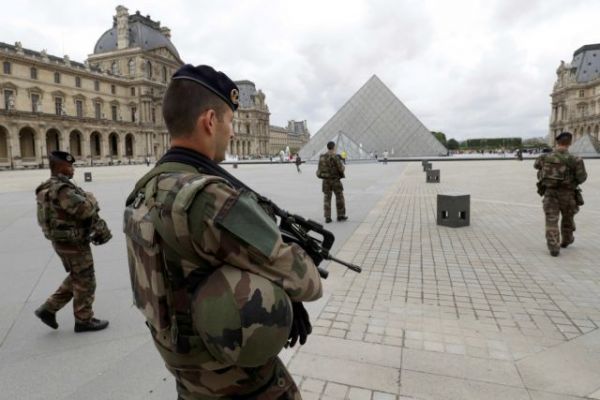 Γαλλία: Στρατιωτικό νόμο ζητούν στρατηγοί και αξιωματικοί επικαλούμενοι την ισλαμική απειλή