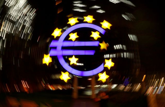 Διπλή ύφεση στην ευρωζώνη