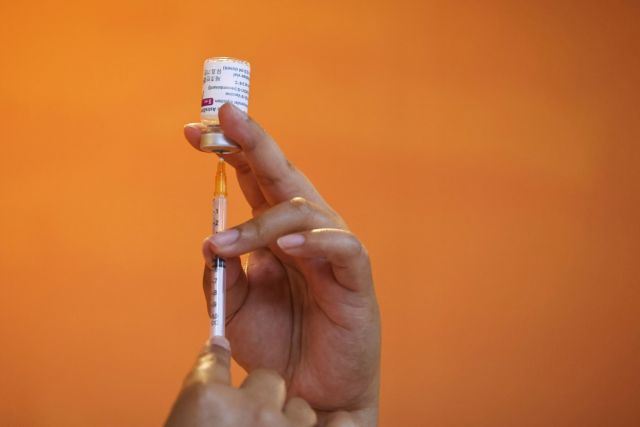 Ηλίας Μόσιαλος : Τα εμβόλια μας προετοιμάζουν να αντιμετωπίσουμε τον ιό χωρίς σοβαρές επιπλοκές