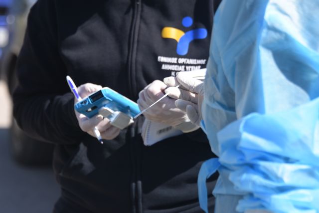 Θεσσαλονίκη : Ουρά στη ΔΕΘ για ένα rapid test – Μεγάλη η ανταπόκριση του κόσμου
